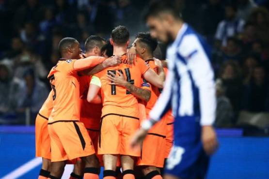 POR01. OPORTO (PORTUGAL), 14/02/2018.- Jugadores de Liverpool celebran luego de anotar el 2-0 ante FC Oporto hoy, miércoles 14 de febrero de 2018, durante un juego de la Liga de Campeones en el estadio Dragao en Oporto (Portugal). EFE/MANUEL ARAUJO