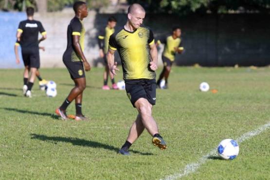 Real EspaÃ±a pretemporada entrenamiento torneo clausura 2021- Real EspaÃ±a anuncia el fichaje de un 'gringo'; se trata de un volante hijo de hondureÃ±os que viene de Seattle Se llama Samuel GÃ³mez, viene de Seattle , Estados Unidos y el cuerpo tÃ©cnico dice que los sorprendiÃ³ su capacidad de despliegue futbolÃ­stico en el centro del campo. Tiene 24 aÃ±os