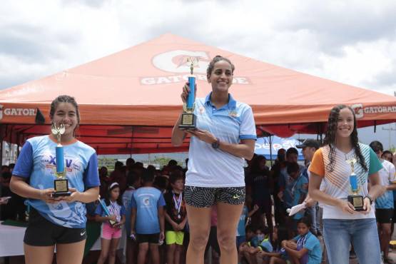 Nació en EEUU, pero Julimar (centro ) se dice orgullosamente de La Lima, Cortés y de Trinidad, Santa Bárbara, lugar de donde son oriundos sus padres Julio y Martha.