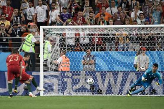 Iran's goalkeeper Alireza Beiranvand saves Portugal's forward Cristiano Ronaldo's penalty during the Russia 2018 World Cup Group B football match between Iran and Portugal at the Mordovia Arena in Saransk on June 25, 2018. / AFP PHOTO / Filippo MONTEFORTE / RESTRICTED TO EDITORIAL USE - NO MOBILE PUSH ALERTS/DOWNLOADS