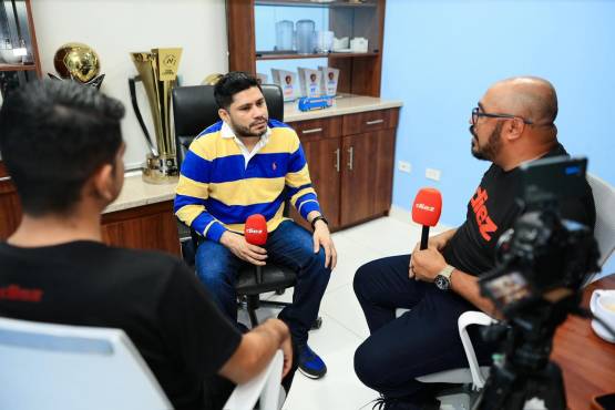 Los enviados de Diario DIEZ, Carlos Castellanos y Kelvin Coello, hablando con el presidente del Managua FC en la previa del duelo ante Nicaragua.