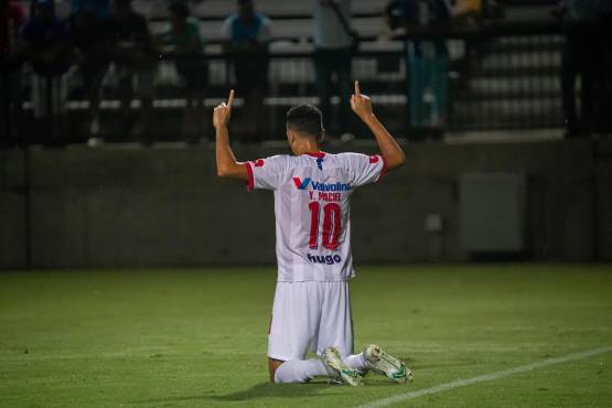 Yan Maciel celebrando su anotación ante Municipal.