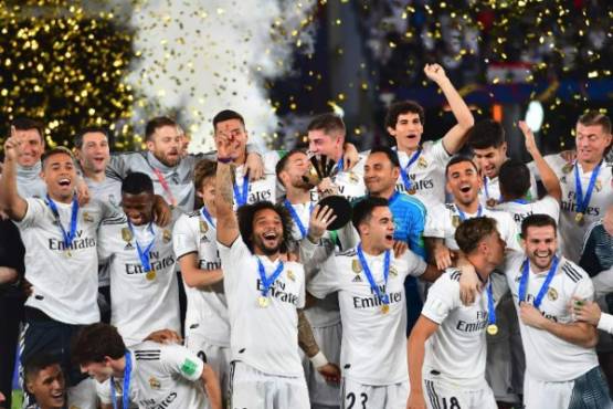Real Madrid's players celebrate with the trophy after winning the FIFA Club World Cup final football match Spain's Real Madrid vs Abu Dhabi's Al Ain at the Zayed Sports City Stadium in Abu Dhabi, the capital of the United Arab Emirates, on December 22, 2018. (Photo by Giuseppe CACACE / AFP)