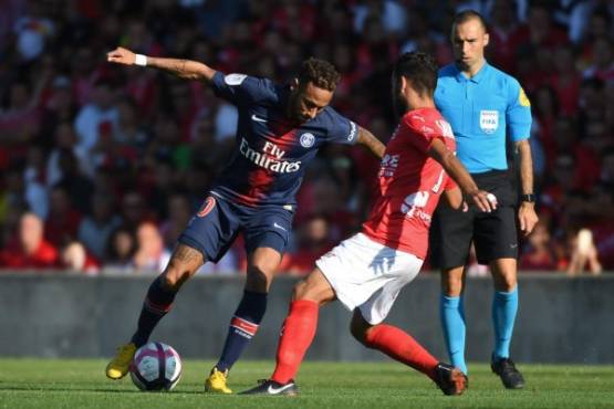 Paris Saint-Germain's Brazilian forward Neymar (L) vies with a Nimes' football player during the French L1 football match between Nimes and Paris Saint-Germain (PSG), on September 1, 2018 at the Costieres stadium in Nimes, southern France. / AFP PHOTO / Pascal GUYOT