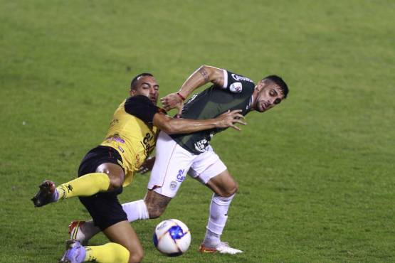 Los duelos entre aurinegros y verdolagas son intensos. Foto: Neptalí Romero.