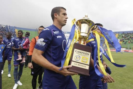 Junior Izaguirre y Irvin Reina muestran la copa del campeonato al inicio del partido Motagua vs Parrillas One torneo Clausura 2015 250115