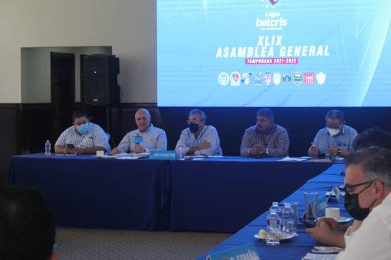 Representantes de clubes y dirigentes de la Liga Nacional de Honduras.