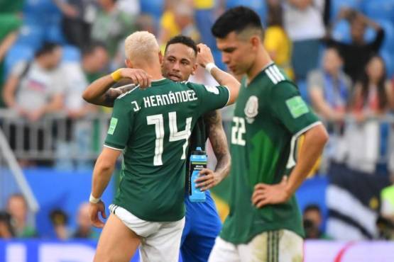 Brazil's forward Neymar cheers Mexico's forward Javier Hernandez at the end of the Russia 2018 World Cup round of 16 football match between Brazil and Mexico at the Samara Arena in Samara on July 2, 2018. / AFP PHOTO / EMMANUEL DUNAND / RESTRICTED TO EDITORIAL USE - NO MOBILE PUSH ALERTS/DOWNLOADS