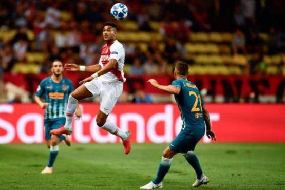 Monaco's Spanish forward Jordi Mboula (C) jumps to head the ball as he vies for it with Atletico Madrid's French defender Lucas Hernandez (R) during the UEFA Champions League first round football match between AS Monaco and Atletico Madrid at the Stade Louis II, in Monaco, on September 18, 2018. / AFP PHOTO / CHRISTOPHE SIMON