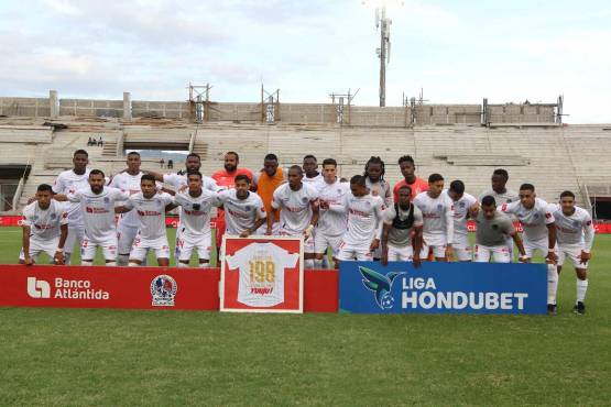 Jerry Bengtson recibe homenaje de Olimpia y Liga Nacional por romper récord de goleo histórico en Honduras