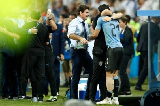 Uruguay's forward Edinson Cavani (R) celebrates his team's victory during the Russia 2018 World Cup round of 16 football match between Uruguay and Portugal at the Fisht Stadium in Sochi on June 30, 2018.Uruguay sent Cristiano Ronaldo and Portugal crashing out of the World Cup on Saturday as a pair of stunning goals from Edinson Cavani gave the South Americans a 2-1 victory. / AFP PHOTO / Odd ANDERSEN / RESTRICTED TO EDITORIAL USE - NO MOBILE PUSH ALERTS/DOWNLOADS