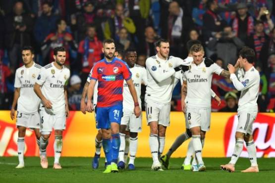Real Madrid's German midfielder Toni Kroos celebrates scoring the 0-5 goal with his team-mates during the UEFA Champions League group G football match Viktoria Plzen v Real Madrid in Plzen, Czech Republic on November 7, 2018. (Photo by JOE KLAMAR / AFP)