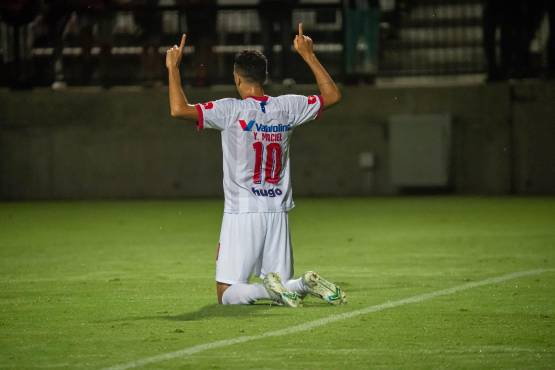 Yan Maciel celebrando su anotación ante Municipal.