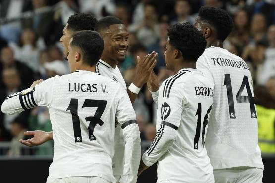 El delantero del Real Madrid Endrick celebra con sus compañeros tras marcar ante la Real Sociedad.