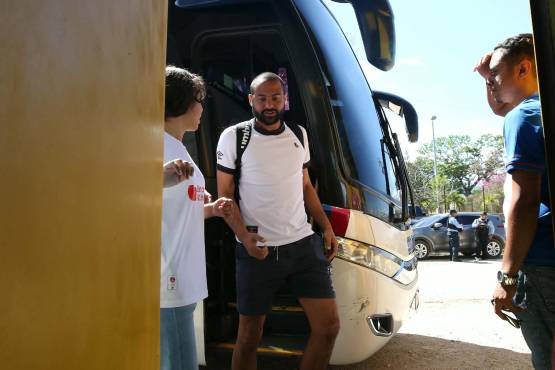 Édrick Menjívar bajándose del autobús que traslada a los futbolistas merengues al recinto deportivo. (FOTO: Alex Pérez)