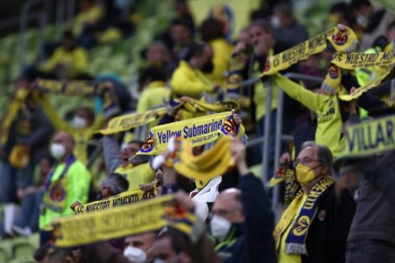Villarreal supporters cheer ahead of the UEFA Europa League final football match between Villarreal CF and Manchester United at the Gdansk Stadium in Gdansk on May 26, 2021. (Photo by MAJA HITIJ / POOL / AFP)