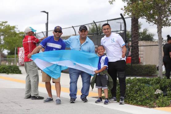 Así vive la afición de Honduras el ambiente previo al compromiso ante Guatemala. FOTO: Mauricio Ayala.