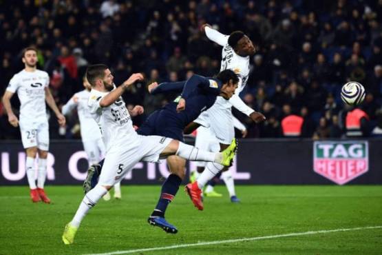 Paris Saint-Germain's Uruguayan forward Edinson Cavani (C) vies for the ball with Guingamp's Cameroonian defender Felix Eboa Eboa (R) and Guingamp's Portuguese defender Rebocho (L) during the French League Cup quarter-final football match between Paris Saint-Germain (PSG) and Guingamp (EAG) on January 9, 2019, at the Parc des Princes stadium in Paris. (Photo by Anne-Christine POUJOULAT / AFP)