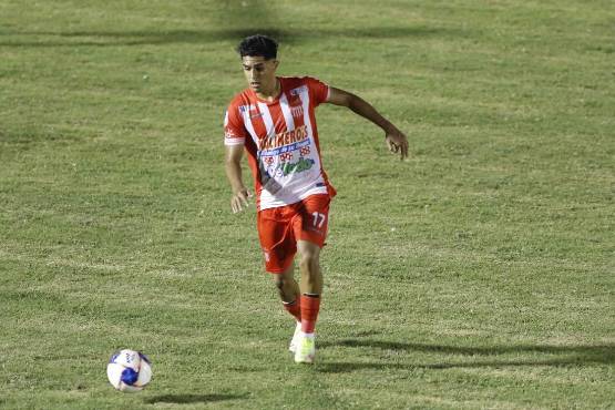 Luis Palma es uno de los jugadores más peligroso del Vida y siempre busca combinarse con sus compañeros.