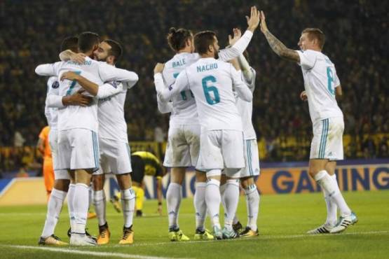 DOR034. DORTMUND (ALEMANIA), 26/09/2017.- Cristiano Ronaldo (i) de Real Madrid celebra con sus compañeros al anotar el 2-0 hoy, martes 26 de septiembre de 2017, en un partido del grupo H de la Liga de Campeones UEFA entre Borussia Dortmund y Real Madrid en el estadio Signal Iduna Park, en Dortmund (Alemania). EFE/FRIEDEMANN VOGEL