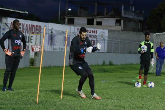 Andrés Salazar realizando su calentamiento previo a uno de los partidos de Honduras Progreso en la primera división. Foto Neptalí Romero.