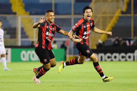 Diego Campos celebra uno de los goles del Alajuelense contra el Alianza.