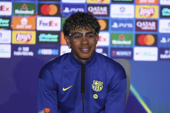 El delantero del Barcelona, Lamine Yamal, durante la rueda de prensa ofrecida este lunes en el estadio Metropolitano, en la víspera del partido de vuelta de cuartos de final de la Champions League que disputan ante el Atlético de Madrid.