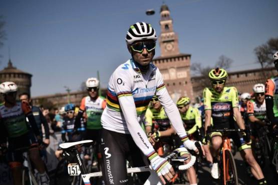 Spain's Alejandro Valverde (Movistar), wearing the World Champion 2018 rainbow jersey, prepares to take the start of the one-day classic cycling race Milan - San Remo on March 23, 2019 in Milan. (Photo by Marco BERTORELLO / AFP)