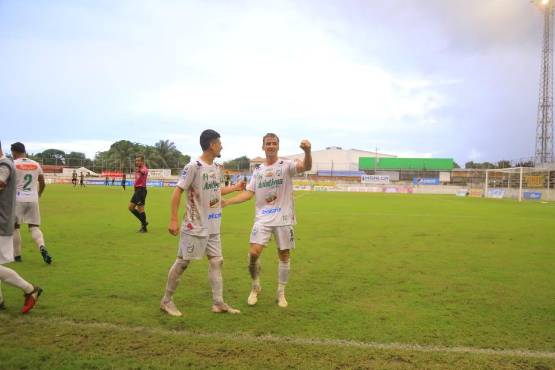 Platense, de la mano de Álvaro Klusener, se resiste al descenso.