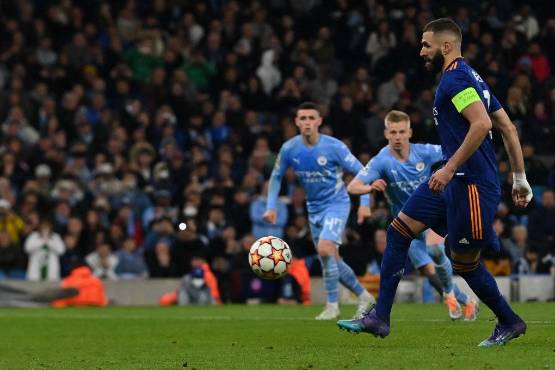 A lo Panenka marcó Benzema su penal ante el City.