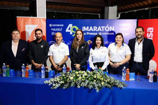 Nelson García (Jefe de Redacción LA PRENSA), Henry López (EMSULA), Tania Bobadilla (BANPAÍS), Virgilio Barahona (LA MUNDIAL - Total), Eliana Perentena (Industrias Pacer), Tania Toro (Mercadeo Progcarne) y Carlos Castro, gerente regional de World Vision en la mesa principal. Foto Yoseph Amaya