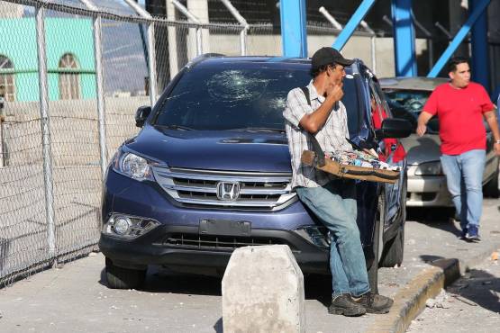 Así quedó el automovil del árbitro Said Martínez luego de los actos vandalicos entre las barras de Motagua y Olimpia.