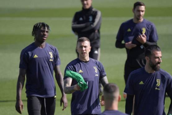 Juventus' Italian forward Federico Bernardeschi (C), Juventus' Italian forward Moise Kean (L) and teammates attend a training session on April 15, 2019 at the Continassa training center in Torino, on the eve of the UEFA Champions League quarter-final second leg football match Juventus vs Ajax Amsterdam. (Photo by Marco Bertorello / AFP)