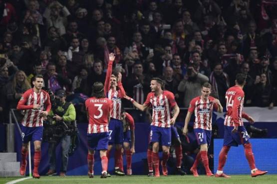 Atletico Madrid's French forward Antoine Griezmann (C) celebrates with teammates after scoring a goal during the UEFA Champions League group C football match between Atletico Madrid and AS Roma at the Wanda Metropolitan Stadium in Madrid on November 22, 2017. / AFP PHOTO / JAVIER SORIANO