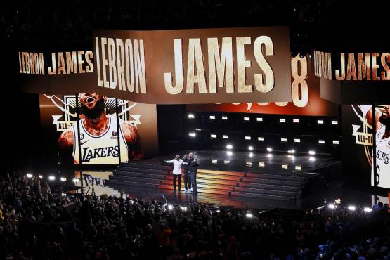 Lebron James fue homenajeado por haberse convertido en el máximo anotador en la historia de la NBA. (Photo by August Miller / NBAE / Getty Images / Getty Images via AFP)