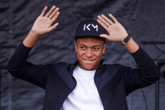 EPA233. BONDY (FRANCIA), 17/10/2018.- El futbolista francés Kylian Mbappé saluda durante su visita al estadio Leo Lagrange, en Bondy, Francia, el 17 de octubre del 2018. EFE/Christophe Petit Tesson