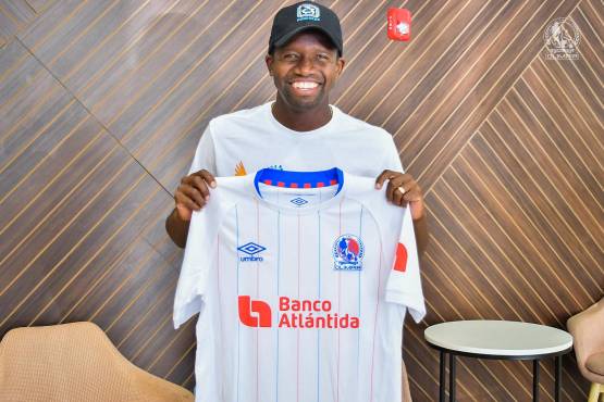 Boniek García, contento con la camisa del Olimpia que le regaló el club. Foto: @CDOlimpia