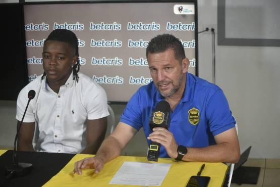 Wisdom Quayé junto al director deportivo Javier Delgado.