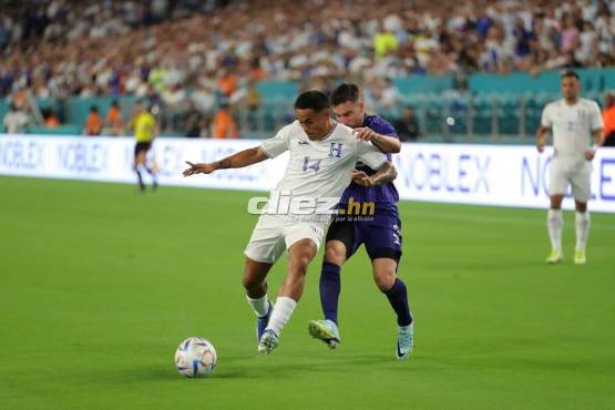 Andy Najar maneja la pelota ante la marca de Nicolás Tagliafico en el duelo del sábado 23 de septiembre en Miami contra la Argentina de Messi.