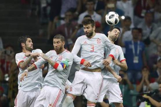 (L-R) Spain's midfielder Isco, defender Sergio Ramos, defender Gerard Pique and midfielder Sergio Busquets fail to block a freekick by Portugal's forward Cristiano Ronaldo during the Russia 2018 World Cup Group B football match between Portugal and Spain at the Fisht Stadium in Sochi on June 15, 2018. / AFP PHOTO / Odd ANDERSEN / RESTRICTED TO EDITORIAL USE - NO MOBILE PUSH ALERTS/DOWNLOADS
