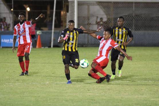 El Vida pone de rodillas al Real España con un gol in extremis de Cristian Sacaza y repuntan en la tabla