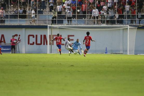 La increíble acción que falló Júnior Lacayo.