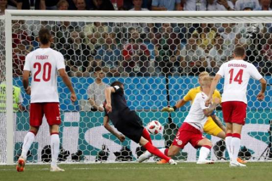 MUN52-23. NIZHNI NÓVGOROD (RUSIA), 01/07/2018.- El delantero croata Mario Mandzukic (2-i) marca el 1-1 durante el partido Croacia-Dinamarca, de octavos de final del Mundial de Fútbol de Rusia 2018, en el Estadio de Nizhni Nóvgorod, Rusia, hoy 1 de julio de 2018. EFE/Kiko Huesca [ATENCIÓN EDITORES: Sólo Uso editorial. Prohibido su uso en referencia con entidad comercial alguna. Prohibido su uso en alertas, descargas o mensajería multimedia en móviles. Las imágenes deberán aparecer como fotografías congeladas y no podrán emular la acción del juego mediante secuencias o fotomontajes. Ninguna imagen publicada podrá ser alterada, mediante texto o imagen superpuesta, en el caso de que (a) intencionalmente oculte o elimine el logotipo de un patrocinador o (b) añada y/o cubra la identificación comercial de terceras partes que no esté oficialmente asociada con la Copa Mundial de la FIFA.]