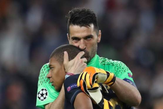 Juventus' goalkeeper from Italy Gianluigi Buffon (R) kisses Monaco's French forward Kylian Mbappe after Juventus won the UEFA Champions League semi final second leg football match Juventus vs Monaco, on May 9, 2017 at the Juventus stadium in Turin. / AFP PHOTO / Valery HACHE