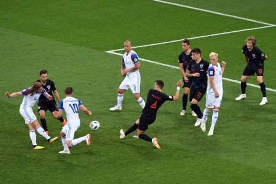 Iceland's midfielder Birkir Bjarnason (L) kicks the ball in an attempt to score during the Russia 2018 World Cup Group D football match between Iceland and Croatia at the Rostov Arena in Rostov-On-Don on June 26, 2018. / AFP PHOTO / Khaled DESOUKI / RESTRICTED TO EDITORIAL USE - NO MOBILE PUSH ALERTS/DOWNLOADS