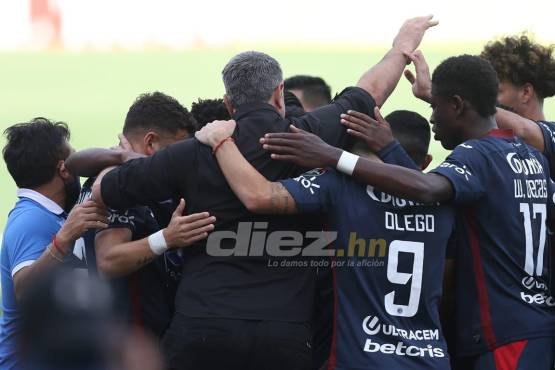 Entre lágrimas, desde el banco y una cariñosa despedida: así vivió Diego Vázquez su último juego con Motagua