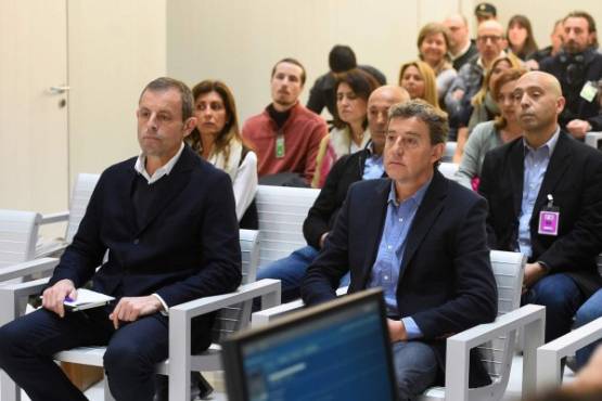 Former Barcelona FC president Sandro Rosell (L) attends the first hearing in his trial over money laundering at the National Criminal and Administrative Court in Madrid on February 25, 2019. - Rosell, his wife and four others are accused of 'large-scale money laundering' of at least 19.9 million euros ($23 million) since 2006 relating to television rights and sponsorship in Brazil. (Photo by Fernando Villar / POOL / AFP)
