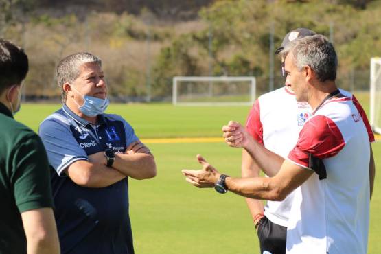 “Bolillo” Gómez sigue activo: el DT de la Selección de Honduras visitó los entrenamientos del Olimpia y compartió con Lavallén