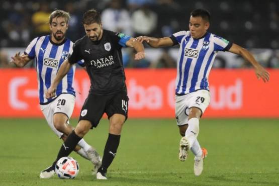 Sadd's midfielder Gabi (C) is marked by Monterrey's midfielder Rodolfo Pizarro (L) and Carlos Rodriguez during the 2019 FIFA Club World Cup quarter-final football match between Monterrey and al-Sadd at Jassim Bin Hamad Stadium in Doha on December 14, 2019. (Photo by KARIM JAAFAR / AFP)