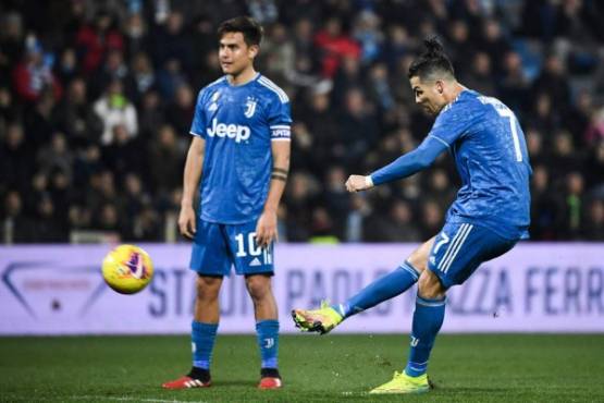 Juventus' Portuguese forward Cristiano Ronaldo shoots a free-kick next to Juventus' Argentine forward Paulo Dybala during the Italian Serie A football match SPAL vs Juventus on February 22, 2020 at the Paolo-Mazza stadium in Ferrara. (Photo by Isabella BONOTTO / AFP)